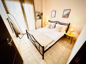 a bedroom with a bed and a window at Gemütliche Wohnung mit Balkon in Orestiada