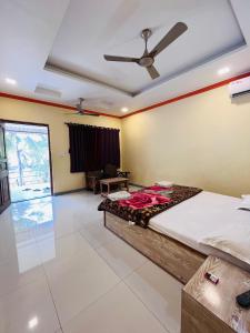 Postel nebo postele na pokoji v ubytování Nisarg farm house beach resort Kashid + 11 fotografií