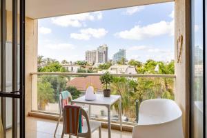 Un balcón o terraza en Herzliya Pituach Apartment with Pool, by the Beach