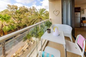 Un balcón o terraza en Herzliya Pituach Apartment with Pool, by the Beach