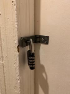 アーヴィンにあるDundonald Link, quiet & spacious twin room in town centreの部屋の施錠