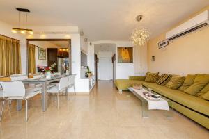Un lugar para sentarse en Herzliya Pituach Apartment with Pool, by the Beach