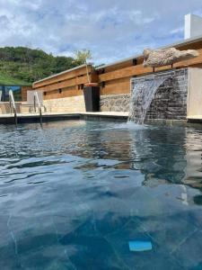 a swimming pool with a bird sitting on a fountain at Villa Kaskavel in Les Avirons