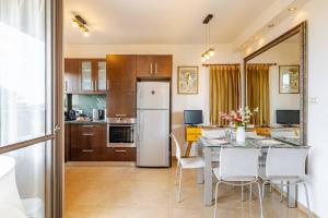 Una cocina o cocineta en Herzliya Pituach Apartment with Pool, by the Beach