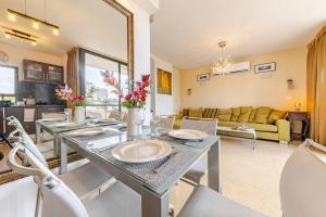 Un lugar para sentarse en Herzliya Pituach Apartment with Pool, by the Beach