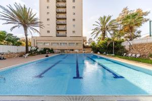 La alberca dentro o cerca de Herzliya Pituach Apartment with Pool, by the Beach