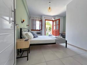 Postel nebo postele na pokoji v ubytování Villa Molos