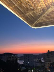Východ nebo západ slunce při pohledu z hotelu nebo okolí
