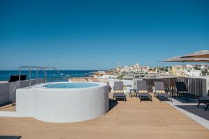 a hot tub on the roof of a building at Hotel Cetina Cabo de Palos Puerto in Cabo de Palos