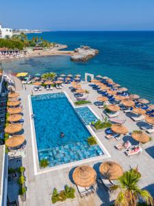 Bazén v ubytování Manolya Hotel nebo v jeho okolí