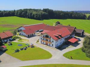 una vista sul soffitto di una grande casa con tetto rosso di Gewölbe-Chalet am Schöberlhof a Eiselfing