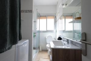 Η κουζίνα ή μικρή κουζίνα στο Ca La Serenitat Apartamento acogedor y tranquilo con vistas en Rodonella +24 φωτογραφίες
