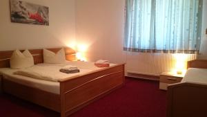 a bedroom with a bed with two towels on it at Ferienhaus Schrammsteinblick in Schöna