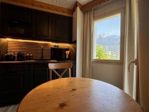 Dapur atau dapur kecil di Studio La Baie des Voiles vue lac et montagne