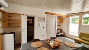 a living room with a table and a kitchen at Alle Volte Maison in Grumo Appula
