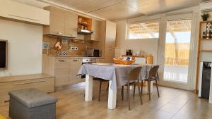 een keuken met een tafel en stoelen in een kamer bij Alle Volte Maison in Grumo Appula +46 foto's