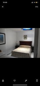 Un pat sau paturi într-o cameră la Chalet vacacional Matalascañas