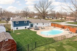 Bazén v ubytování Hometown Hideaway - 4br25ba, Pool, Game Room nebo v jeho okolí