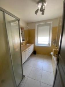 Et badeværelse på Maison de Ville 5 mns du centre