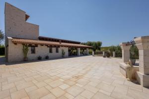 een grote patio voor een gebouw bij WePuglia - Torre Nuova Luxury in Castellana Grotte