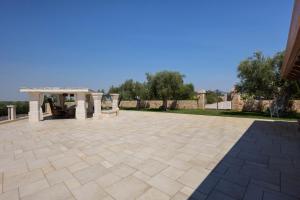 een patio met een tuinhuisje in de tuin bij WePuglia - Torre Nuova Luxury in Castellana Grotte