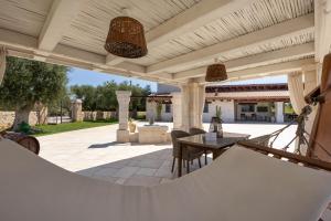 een buitenterras met een tafel en stoelen bij WePuglia - Torre Nuova Luxury in Castellana Grotte +82 foto's