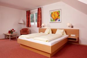 Letto o letti in una camera di Hotel Zur Post
