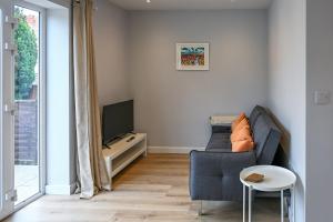 un soggiorno con un divano e una TV di Dings House With FREE Parking In Super Central South West City Location By StayStaycations a Bristol Altre 23 foto