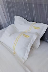 Postel nebo postele na pokoji v ubytování UCHA Hotel & Suites