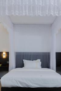 Postel nebo postele na pokoji v ubytování UCHA Hotel & Suites