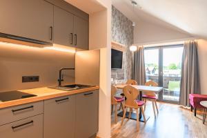 Kuchyň nebo kuchyňský kout v ubytování Hotel Alpensonne