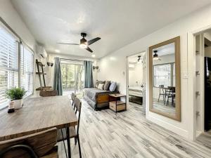 Photo de la galerie de l'établissement 1br Orlando Studio Kitchenette Pets Ok, à Orlando