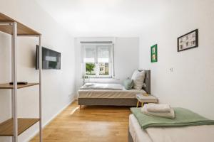 Postel nebo postele na pokoji v ubytování Ferienwohnung Neckarblick Heilbronn