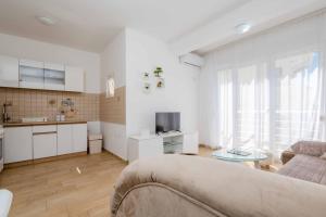 Una cocina o cocineta en 1bd Modern Apt in Dobra Voda with Roof Access "Moka"