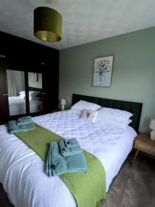 a bedroom with a bed with two towels on it at Eileen's Cottage in Castlerock