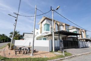 un bâtiment avec une table de pique-nique devant dans l'établissement Haus Homestay - Mu slim friendly Retreat, à Kampong Batu Lapan