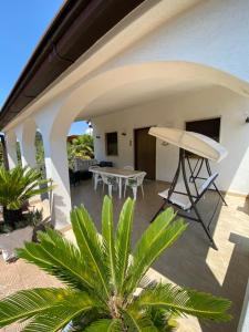 a patio with a surfboard on the side of a building at Villa Mima in Santeramo in Colle