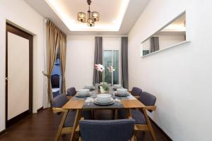 une salle à manger avec une table et des chaises bleues dans l'établissement Haus Homestay - Mu slim friendly Retreat, à Kampong Batu Lapan