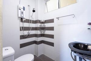 une salle de bains avec douche, toilettes et lavabo dans l'établissement Haus Homestay - Mu slim friendly Retreat, à Kampong Batu Lapan 51 autres photos