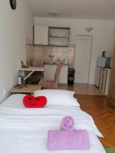 Η κουζίνα ή μικρή κουζίνα στο Lovely studio in Dubec, ideal for one person
