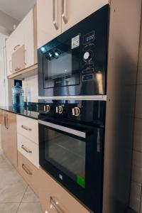 Kitchen o kitchenette sa Sunset residences ug