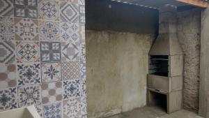 un horno en una habitación con azulejos en la pared en Casa recém construída na Ilha Comprida, en Ilha Comprida 8 fotos más