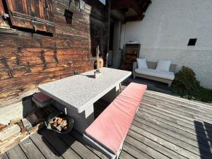 Rõdu või terrass majutusasutuses Cosy chalet - Renovated and charming