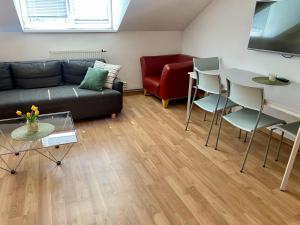 Posezení v ubytování 3-Bedroom apartment in Rajhrad, with kitchen, 2 bathrooms, parking