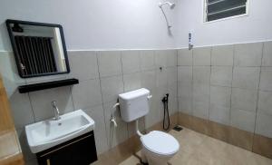 un bagno con un water bianco e un lavandino di Homestay Tok Ayah KG KERU, Tampin "FOR ISLAM PEOPLE ONLY" a Tampin