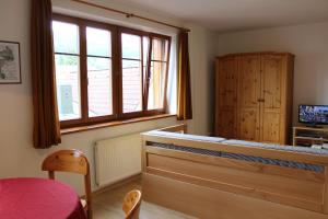 ein Schlafzimmer mit einem Etagenbett und einem Fenster in der Unterkunft Dolní Náměstí in Rokytnice nad Jizerou