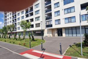 un parking vide devant un grand bâtiment dans l'établissement home as home, à Cluj-Napoca 2 autres photos