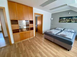 Posteľ alebo postele v izbe v ubytovaní 3-Bedroom apartment in Rajhrad, with kitchen, 2 bathrooms, parking