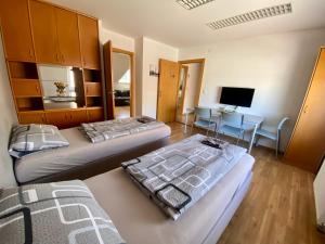 Posteľ alebo postele v izbe v ubytovaní 3-Bedroom apartment in Rajhrad, with kitchen, 2 bathrooms, parking