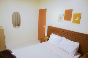 a bedroom with a bed with white pillows at Incrível, NOVO e moderno! 201C in Petrolina